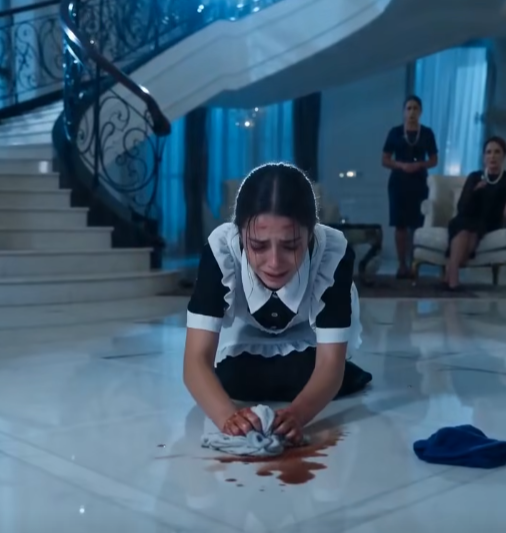 El millonario llegó a casa antes de tiempo y encontró a su hija perdida trabajando como empleada doméstica, humillada por su propia madrastra. 😭🧹